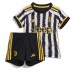 Billige Juventus Børnetøj Hjemmebanetrøje til baby 2023-24 Kortærmet (+ korte bukser)